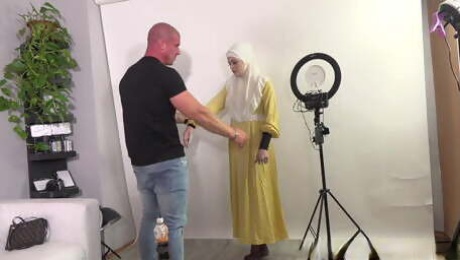 Muslim wife for the first time at the photographer