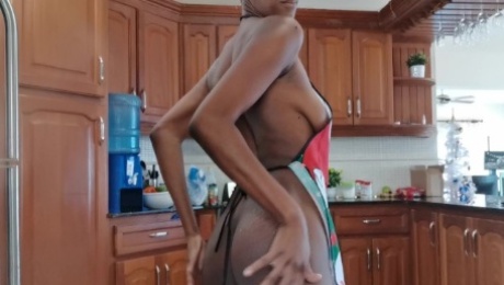 Cooking Slut - Hot Ebony Cook And Fuck In the Kitchen Extreme Squirt On the Table